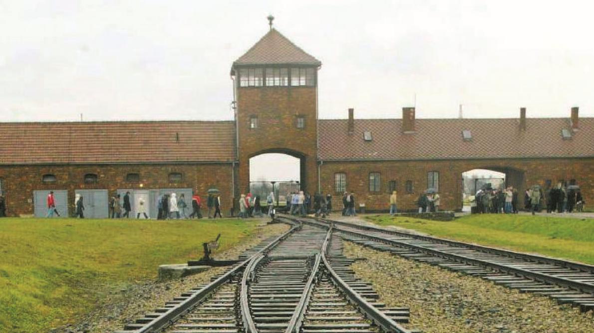 Des Decorations De Noel A L Effigie D Auschwitz Retirees De La Vente Par Amazon