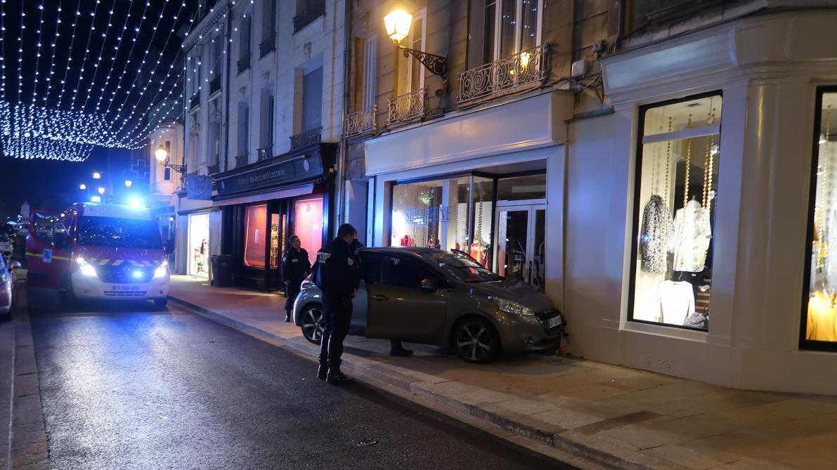 A Chateau Thierry Une Voiture Percute Une Vitrine