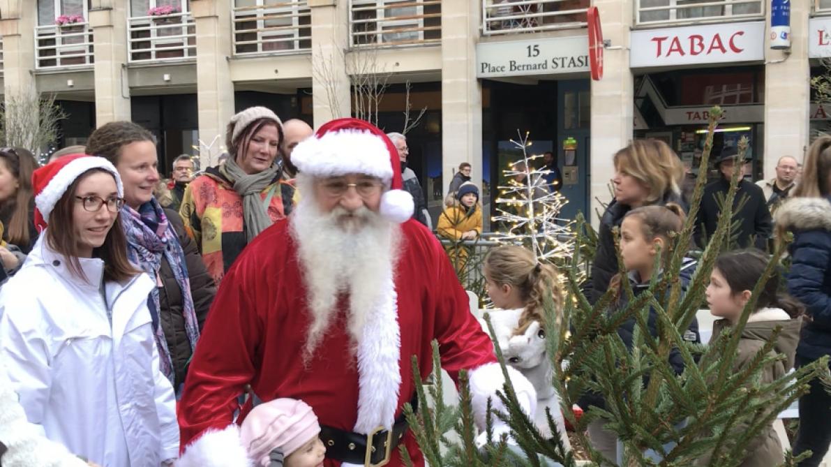 Video Ce Samedi Le Pere Noel Est Descendu Du Ciel A Epernay