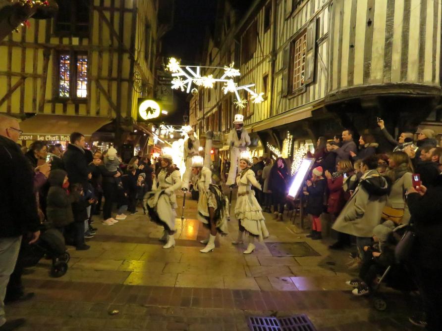Les Troyens Sous Le Charme De La Grande Parade De Noel