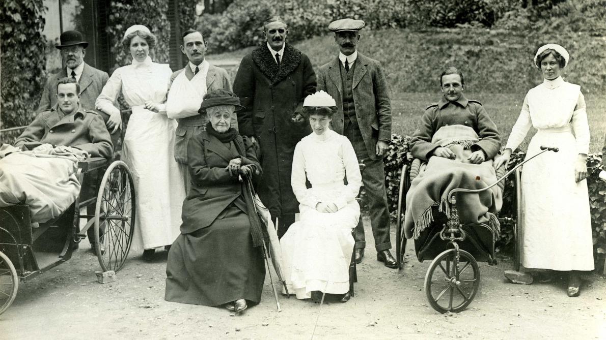 1914, Eugénie transforme sa maison de Farnsborough Hill, près de Saint Michael Abbay, sépulture de Napoléon III et du Prince Impérial, en hôpital militaire.