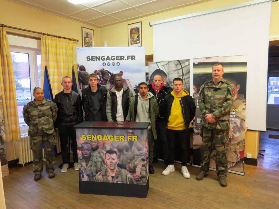 L Armee De Terre Continue A Recruter
