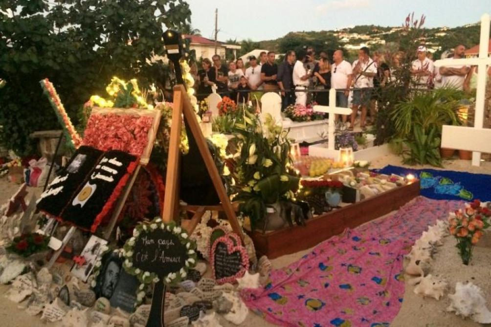 Johnny Hallyday Repose Enfin Dans Sa Derniere Demeure Son Cercueil Transfere Dans Un Caveau Definitif Johnny Hallyday Repose Enfin Dans Sa Derniere Demeure Son Cercueil Transfere Dans Un Caveau Definitif