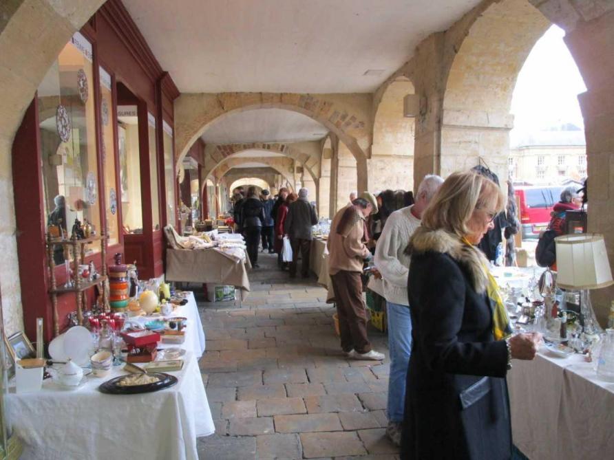 Première brocante de l'année place Ducale à Charleville ...