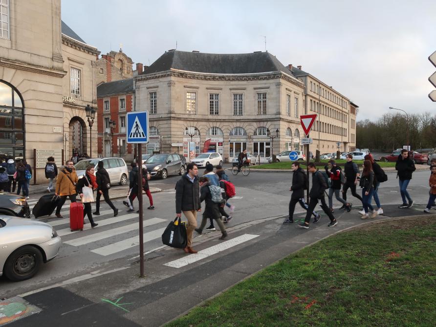 Le rond-point de l’Hémicycle, casse-tête de la circulation à Châlons-en ...