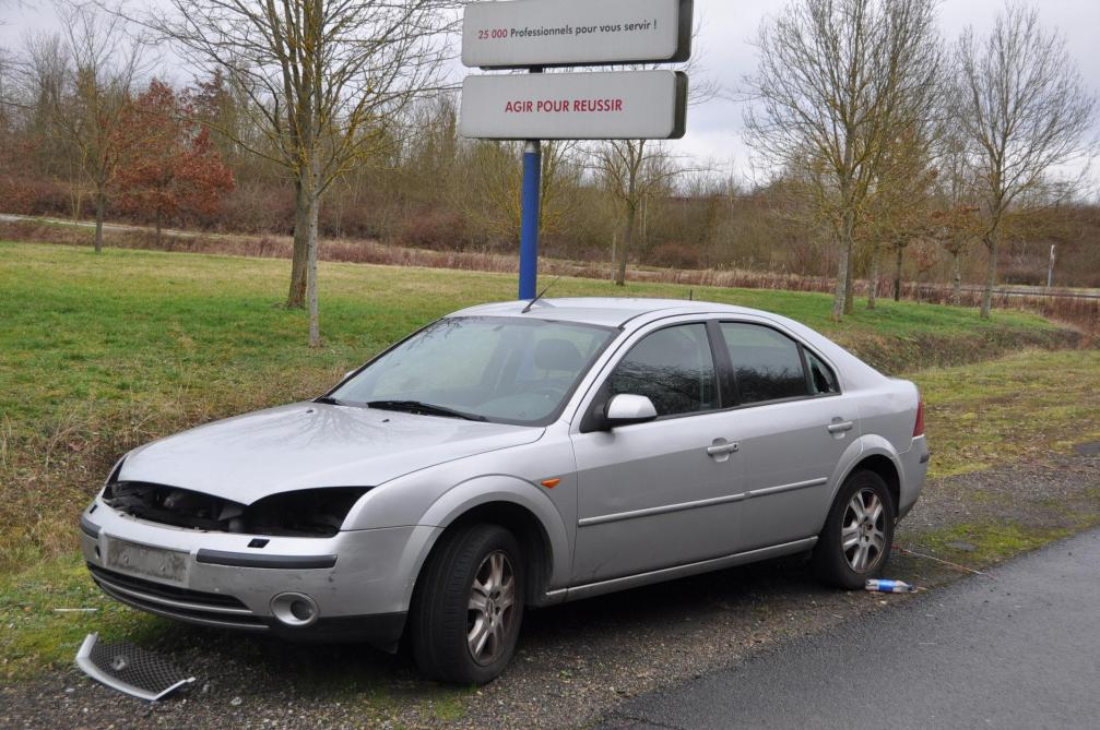 Laonnois Des Voitures Abandonnees Sur Le Bas Cote