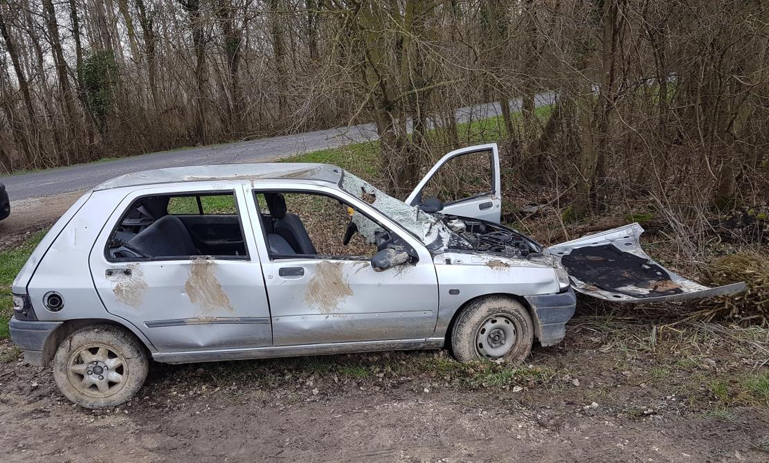 Une voiture  abandonn e d grad e  Marcilly sur Seine 51 