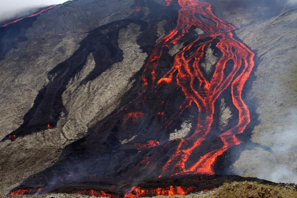Video La Reunion Le Piton De La Fournaise Entre A Nouveau En Eruption