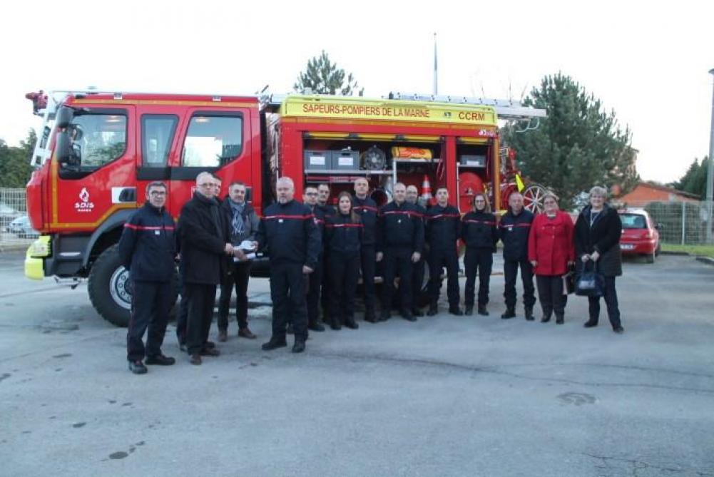 Les Pompiers De Sermaize Les Bains Equipes D Un Camion Citerne