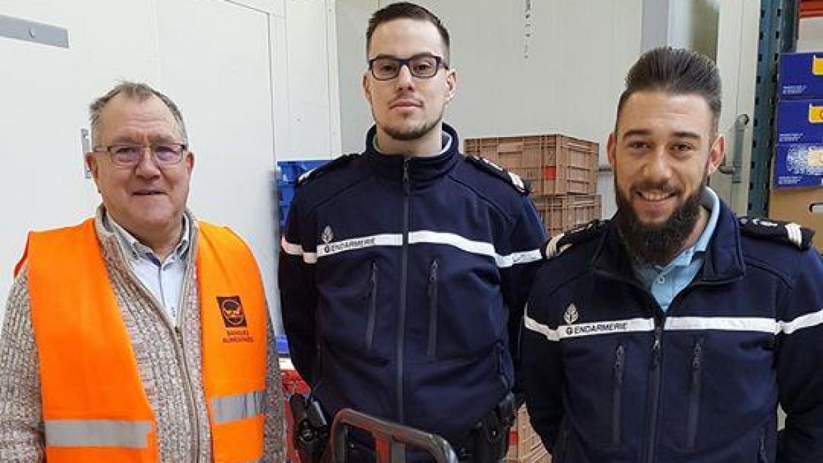 Jacques Bazailles en compagnie de deux gendarmes de la brigade territoriale autonome de Nouzonville.