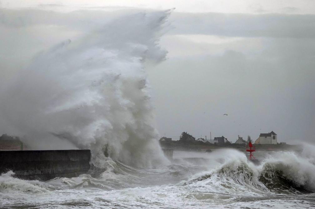 En Images Tempete Dennis 6 Departements En Vigilance Orange 60 000 Foyers Prives D Electricite