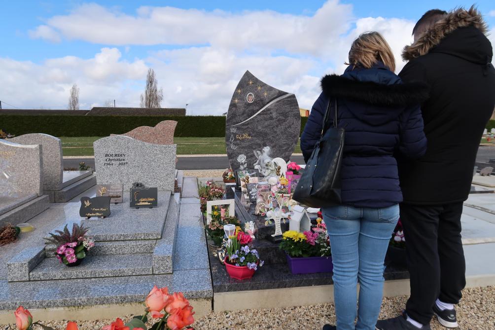 A Laon Des Objets Voles Sur La Tombe D Une Petite Fille