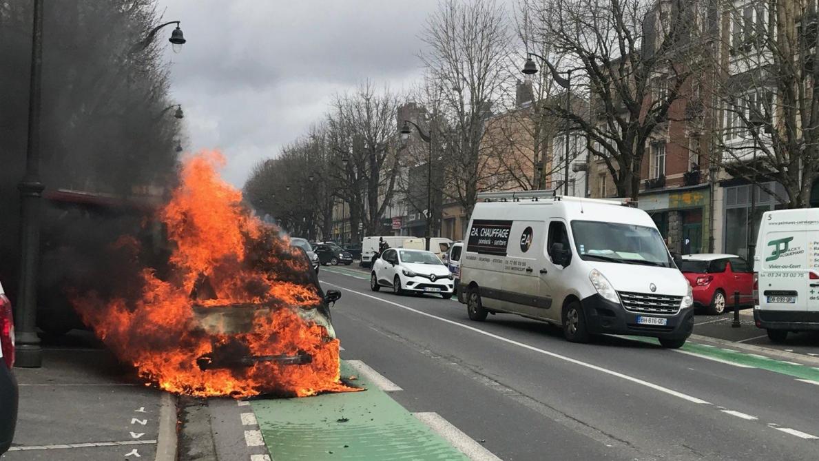 Charleville Une Voiture Prend Feu Cours Briand