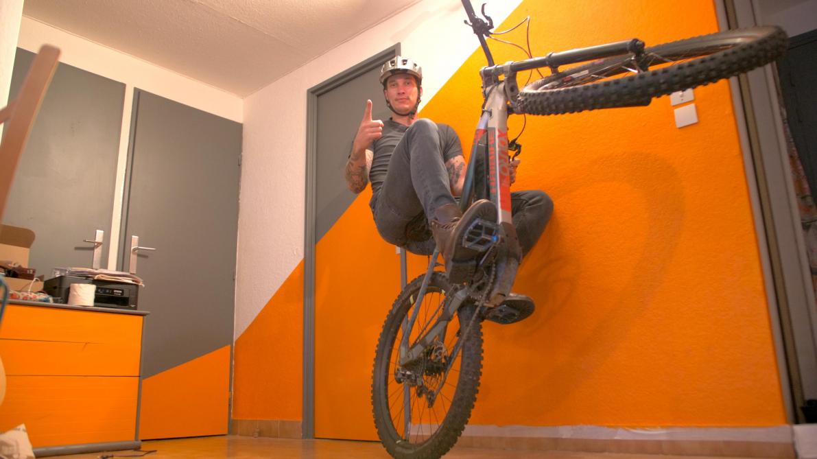 Videos Les Tutos Delirants Du Remois Tom Barrer Qui Fait Du Vtt Dans Un Studio