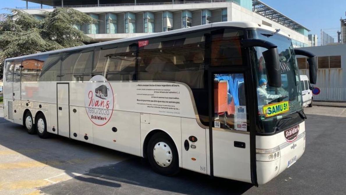 Un Autocar Affrete Par Le Chu De Reims Pour Transferer Des Malades