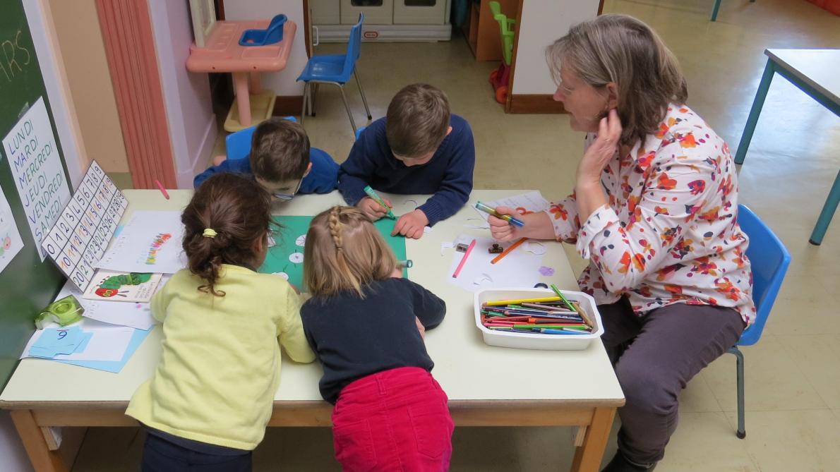 Un Ami Au Petit Soin Enseignants et agents aux petits soins des enfants des soignants à