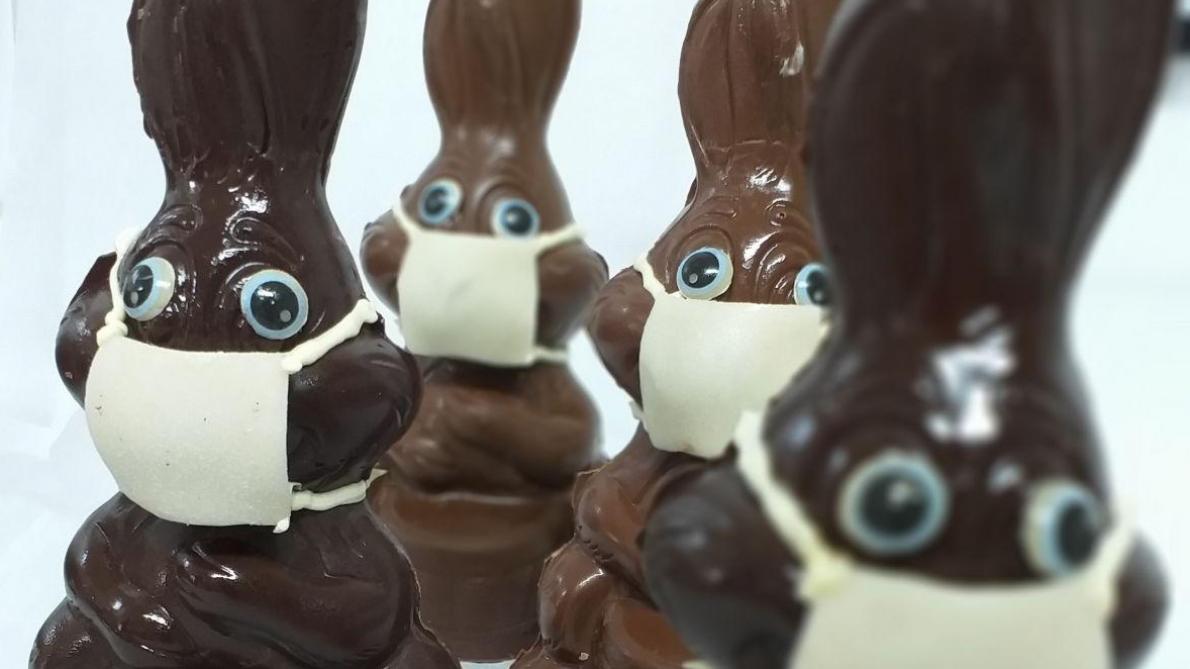 Des masques pour les lapins en chocolat à Troyes