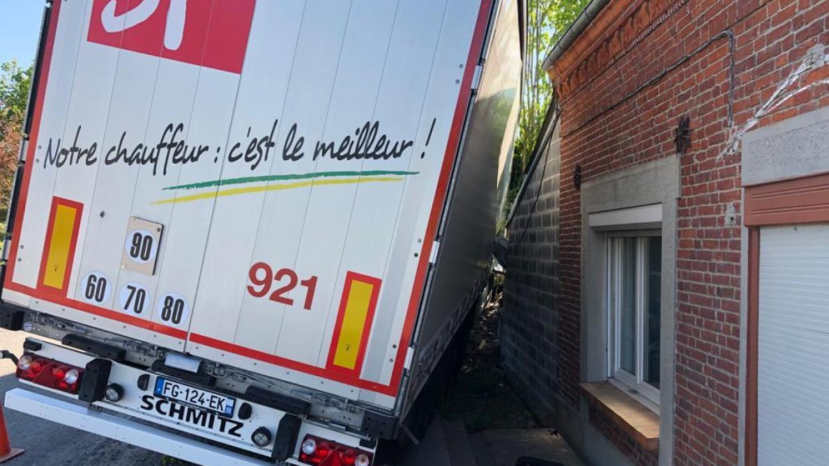 Un Conducteur De Camion Ebloui Par Le Soleil Termine Sa Course Dans Le Fosse A La Nouvion En Thierache