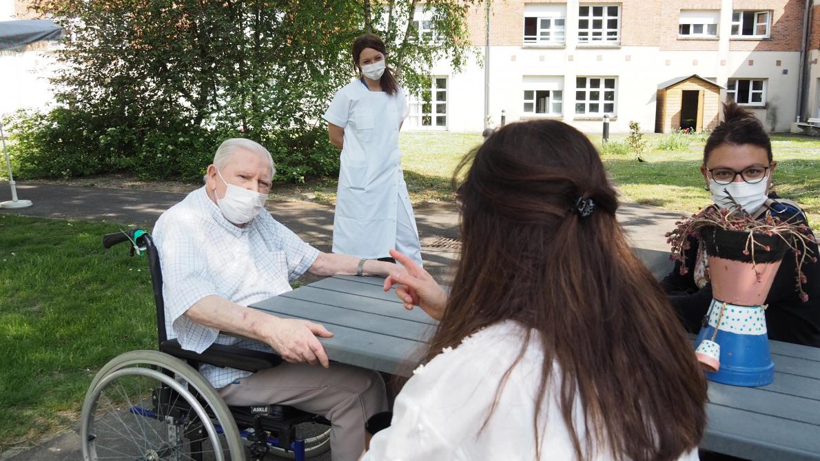 Les Familles Peuvent De Nouveau Rendre Visite Aux Residents Des Maisons De Retraite