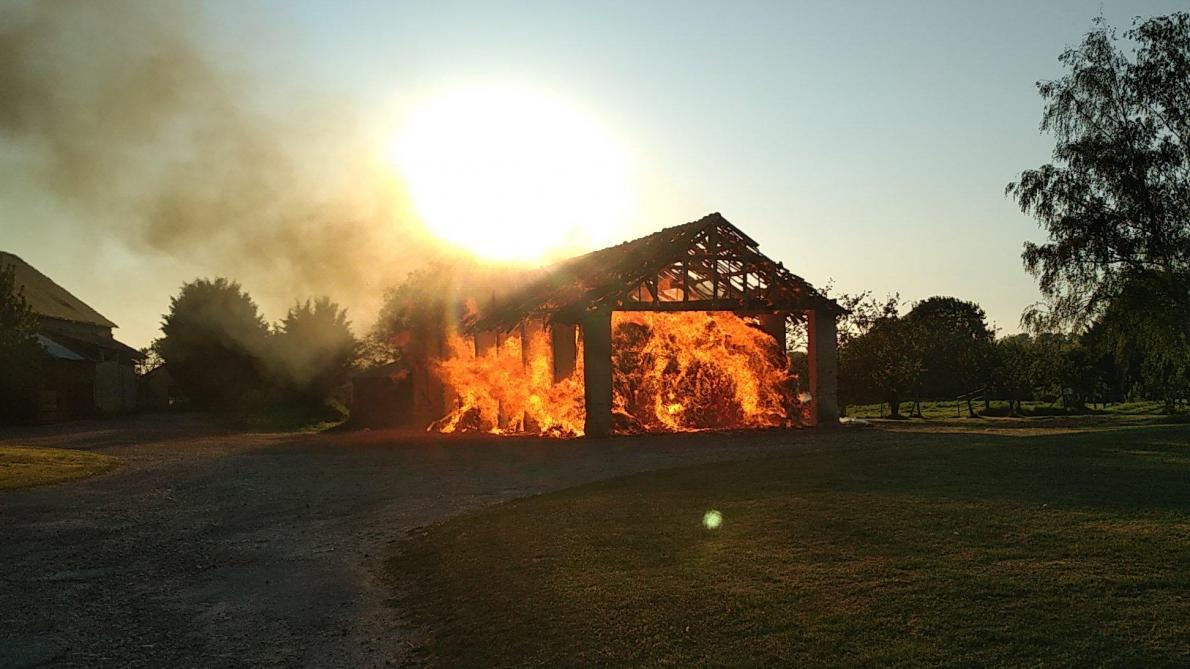 Aisne Une Grange Du 17e Siecle Detruite Par L Incendie D Un Important Stock De Lin A Mortefontaine