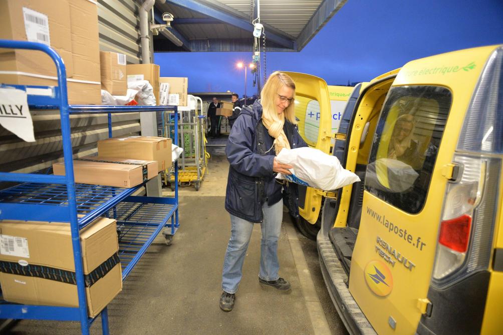 La Poste Recrutement Facteur Martinique La Poste reprend ses tournées le samedi et veut rouvrir tous ses