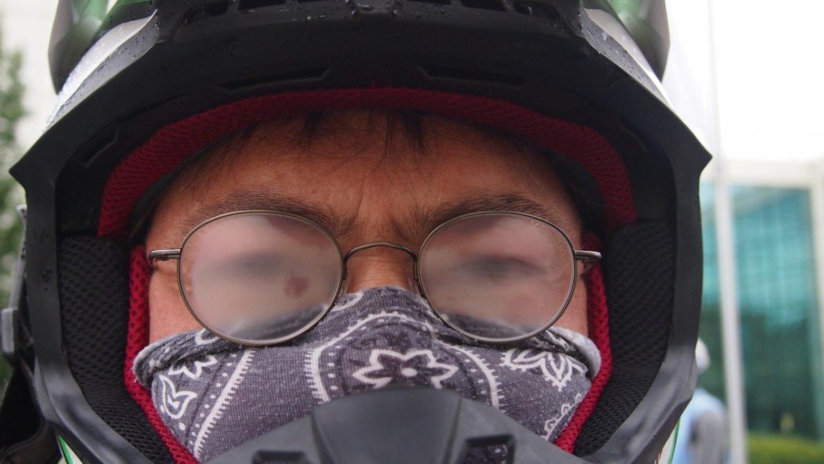 Masque antipollution comment éviter la buée sur les lunettes ?
