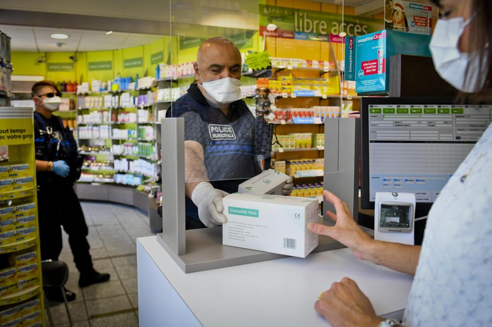 A Reims Premiere Distribution De Masques Grand Public Des Le