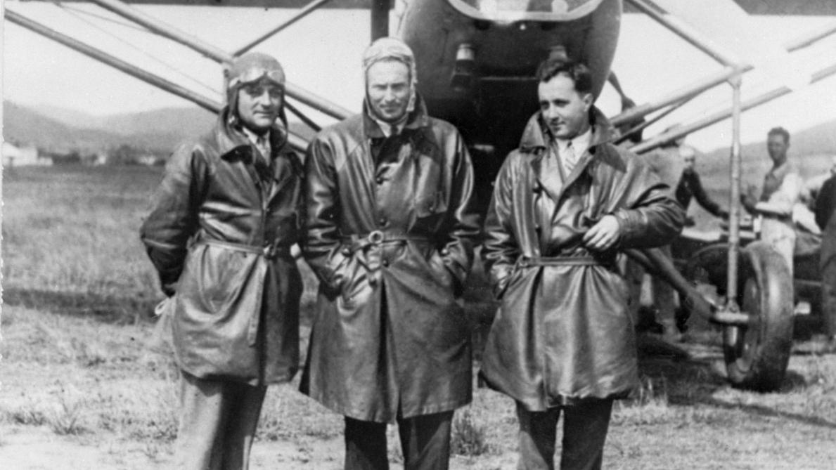 Mai 1930 : Jean Dabry (gauche), Jean Mermoz (centre) et Léopold Gimié (droite) avant leur traversée de l'Atlantique Sud avec l'hydravion «
Comte de la Vaulx ».