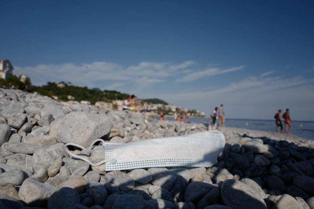 Déconfinement oblige, certains masques ont été négligemment abandonnés sur certaines plages de France. Un réel problème, tant sanitaire qu’environnemental.