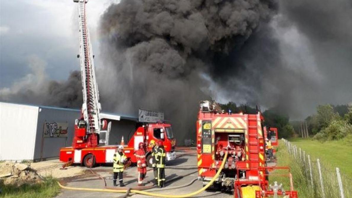 Incendie Dans La Zone Commerciale De Vivier-Au-Court - Journal L'ardennais  Abonné