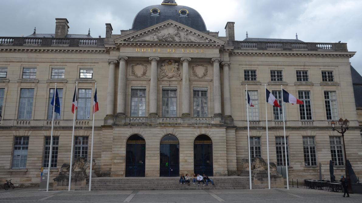 L Hotel De Ville De Chalons En Champagne Marne Potentiel Foyer De Contamination De Covid 19