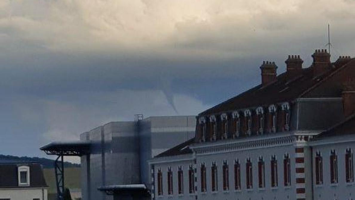 Le Debut D Une Tornade Observe Au Dessus D Epernay Le Debut D Une Tornade Observe Au Dessus D Epernay