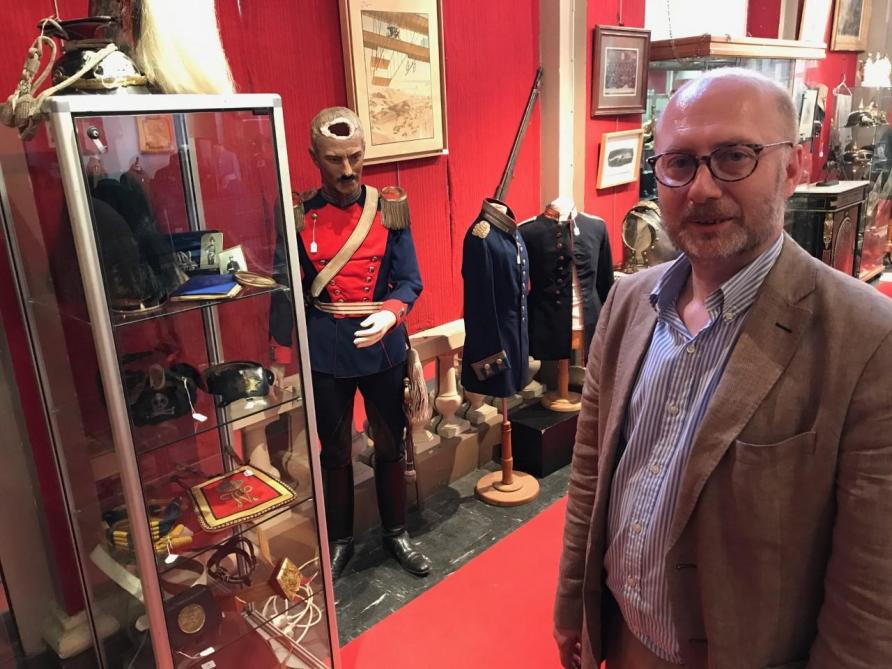 Parmi les belles pièces que propose le commissaire priseur Bruce Roelens ce samedi, on trouve l’uniforme complet d’un colonel allemand en parfait, avec son casque, son sabre, le livret de ses états de service, ses décorations... Prix estimé de l’ensemble : environ 15 000 euros.