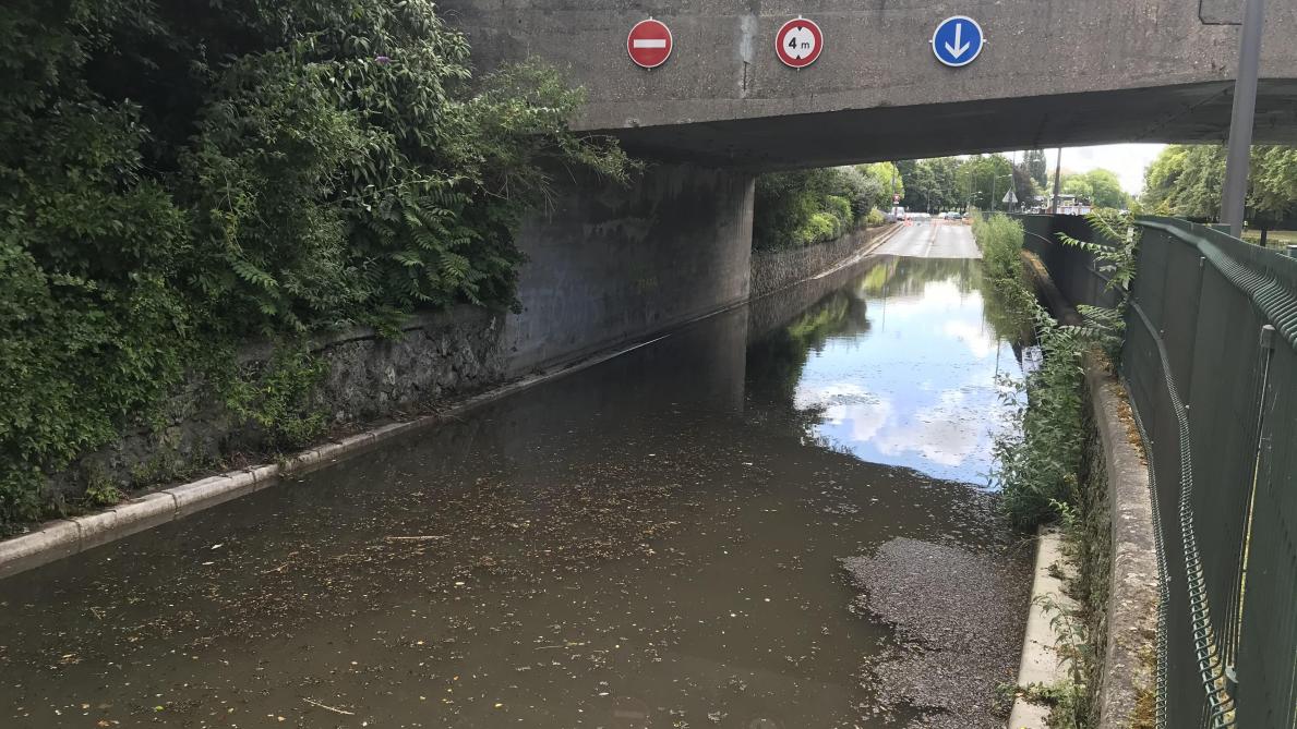 Sous Le Pont De Venise A Reims Le Boulevard Henrot Patauge Toujours Dans L Eau