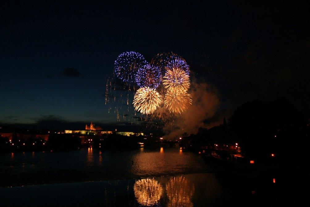 Feux d'artifice: la prudence est de mise — Site officiel de la Commune de  Waterloo