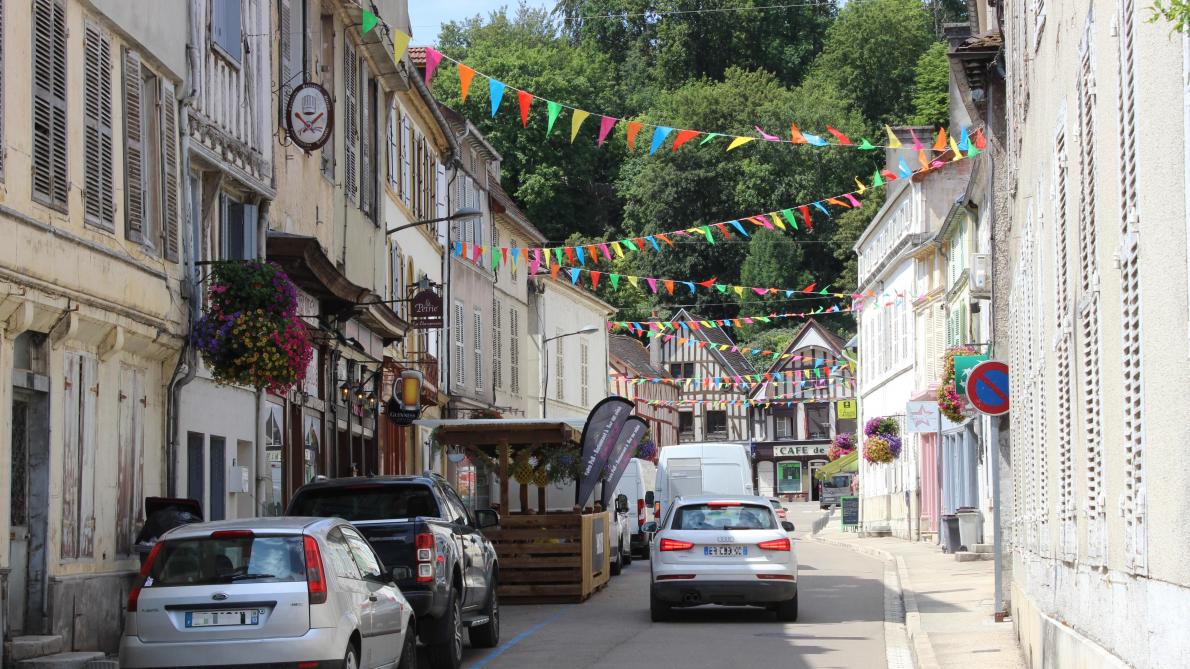 Des Fanions Multicolores Dans Les Rues Commercantes De Bar Sur Seine