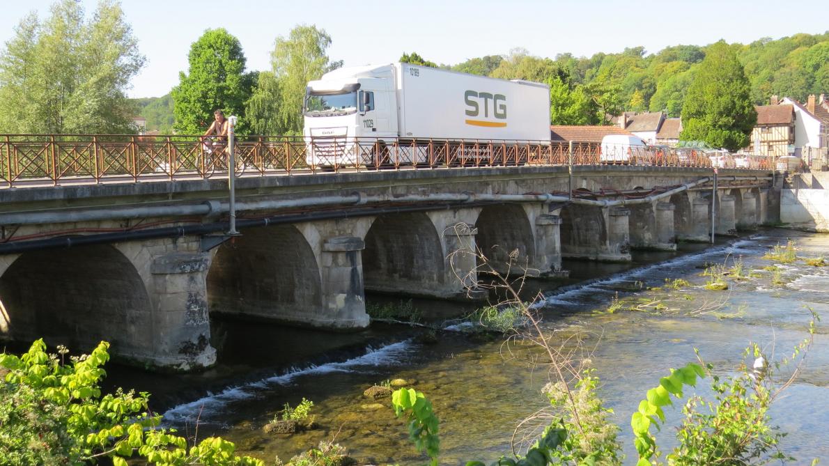 Le Pont De La Seine Bloque A Bar Sur Seine Du 3 Au 7 Aout