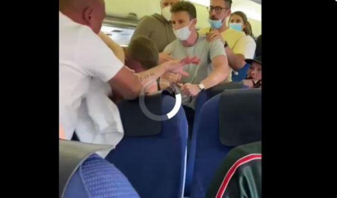 Deux Passagers Refusent De Porter Le Masque Dans Un Avion Klm Une