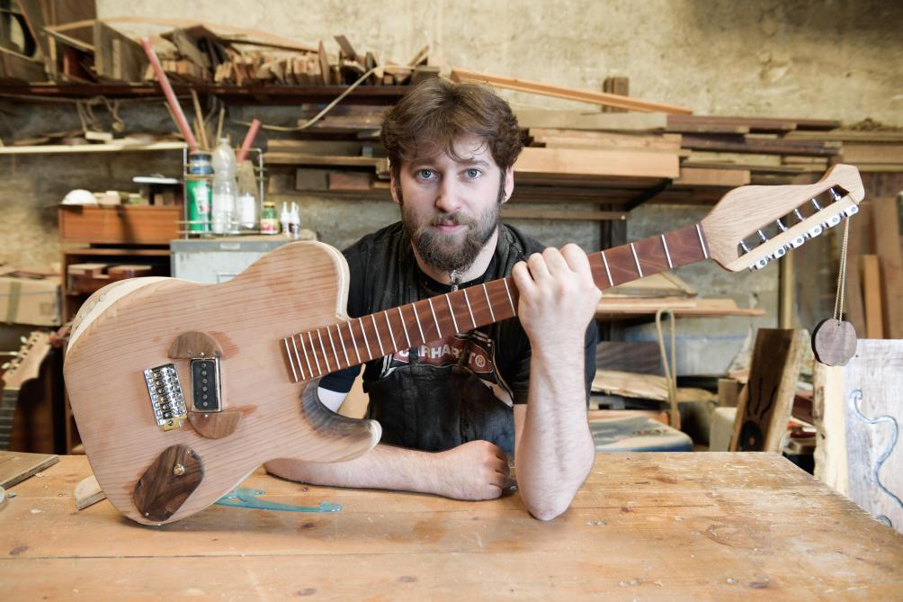 Luthier à Épernay et Aÿ-Champagne, d'une boîte, il fait naître une guitare