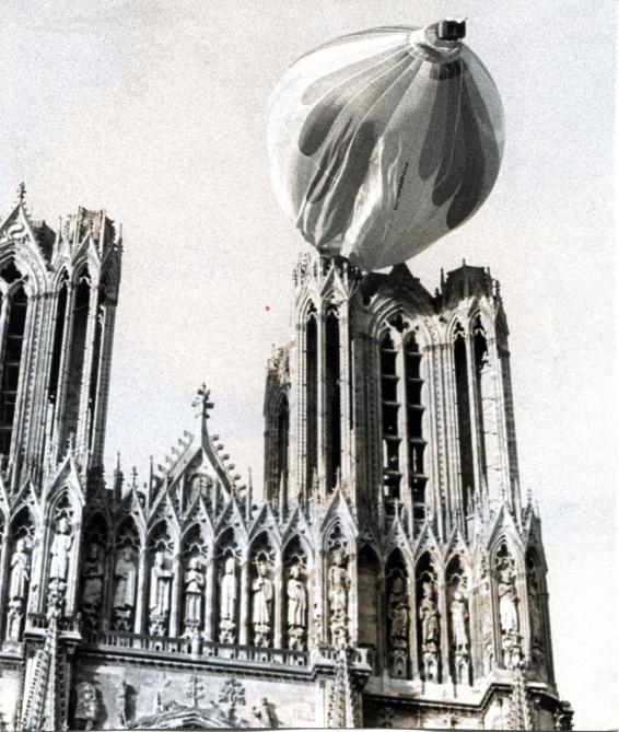 Histoires Insolites Autour De La Cathedrale De Reims La Montgolfiere S Accroche A Une Tour