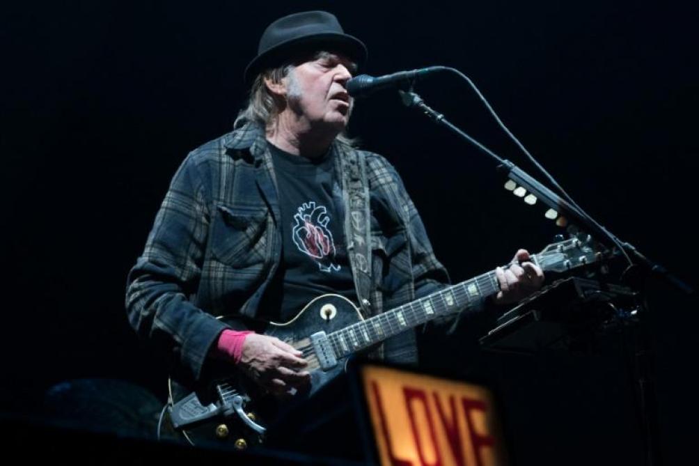 Le Chanteur Neil Young Porte Plainte Contre Donald Trump Pour L Empecher D Utiliser Ses Chansons