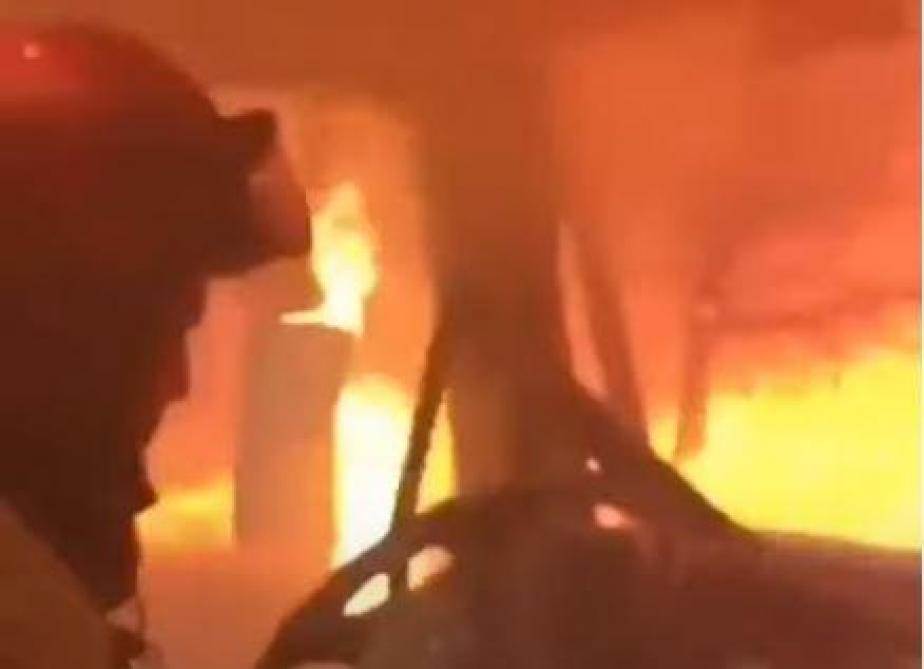 VIDEO. Les images impressionnantes d'un camion de pompiers pris au piège  par les flammes dans l'incendie de Martigues