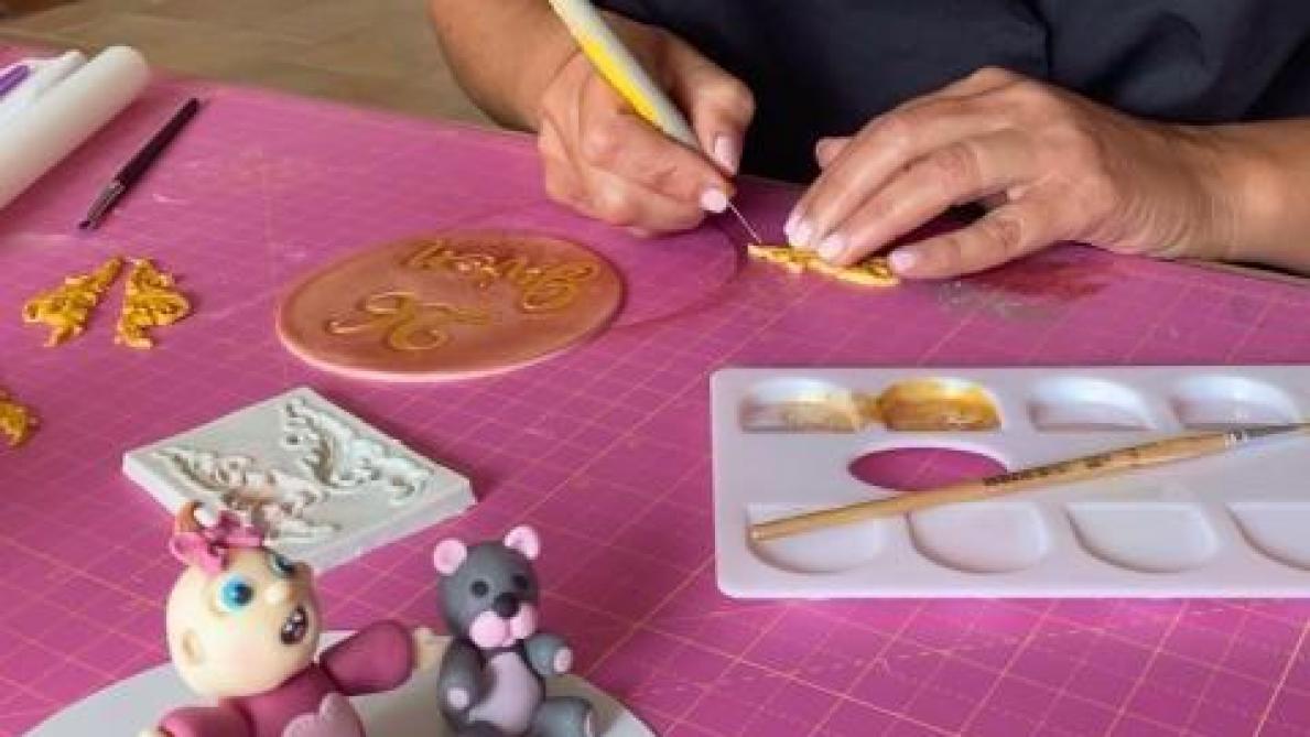 Elle Confectionnedes Cakes Design A Semide Elle Confectionnedes Cakes Design A Semide
