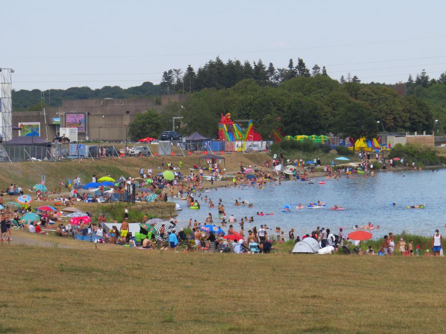 Belgique Plages Bondees Et Regles De Securite Bafouees Aux Lacs De L Eau D Heure