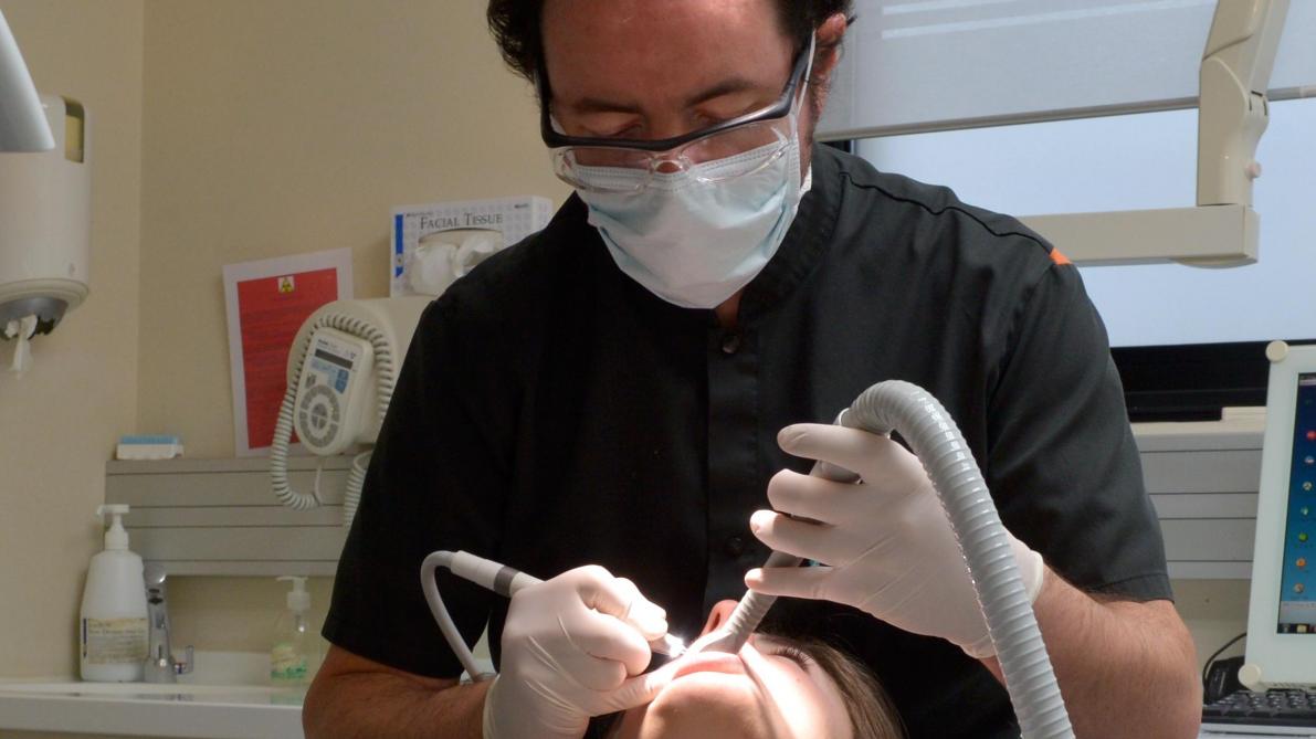 L Oms Deconseille Les Soins Dentaires Generateurs D Aerosols En Raison Du Coronavirus