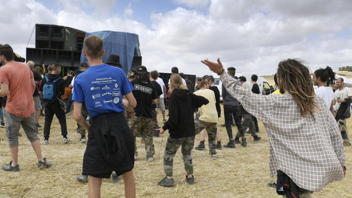 Les Crs Delogent Des Centaines De Personnes Reunies Pour Une Rave Party Pres De Nancy