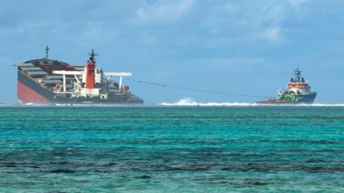 Le Navire Echoue Sur Les Cotes De L Ile Maurice S Est Brise En Deux
