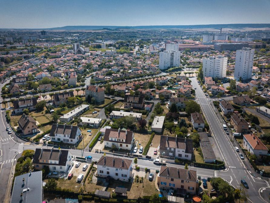 Quartiers de Reims vus du ciel. On survole le quartier MaisonBlanche