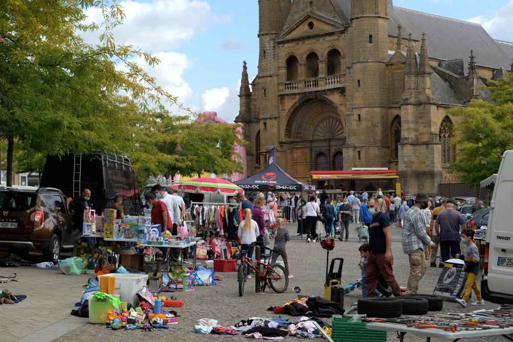 Photos La Brocante De Mohon A Charleville Mezieres A Fait Le Plein