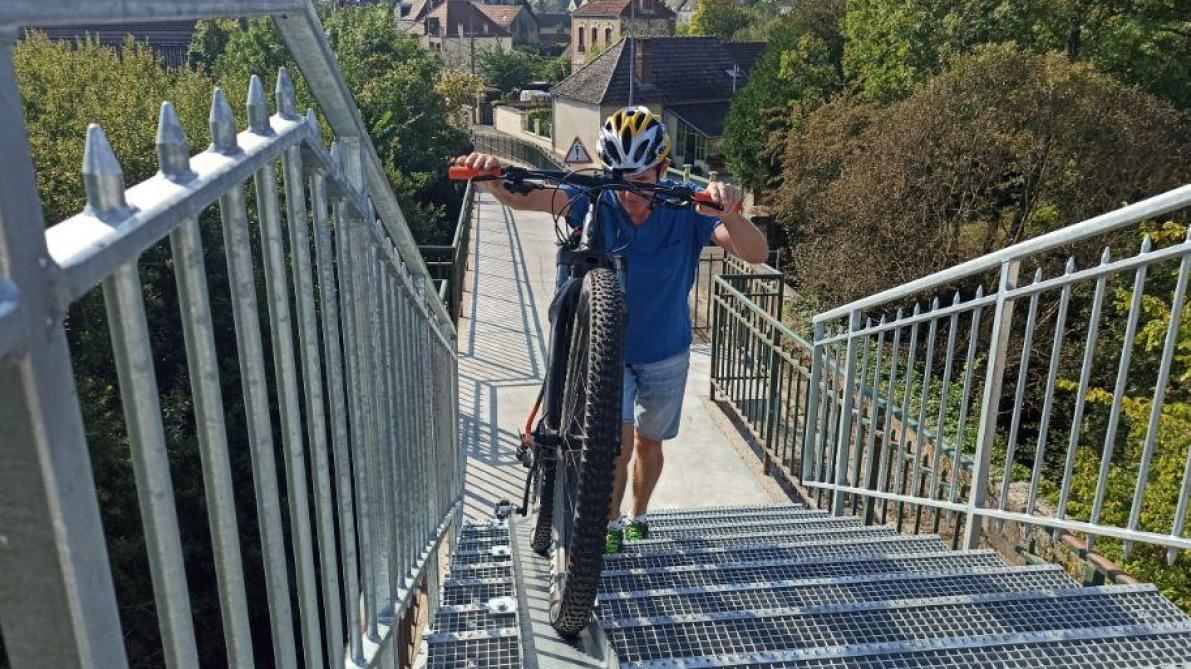 Monter La Passerelle Rehaussee A Nogent Sur Seine A Velo Ou Avec Une Poussette C Est Du Sport